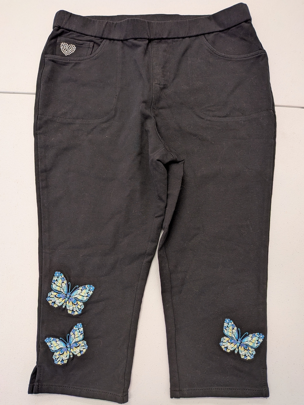 DreamJeannes by Quacker Factory Black Capri Pants S Women Stretch Butterfly Embr